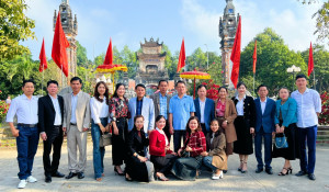 Cán bộ xã Khánh Hợp thăm điểm du lịch Di tích Quốc gia đặc biệt Nguyễn Xí